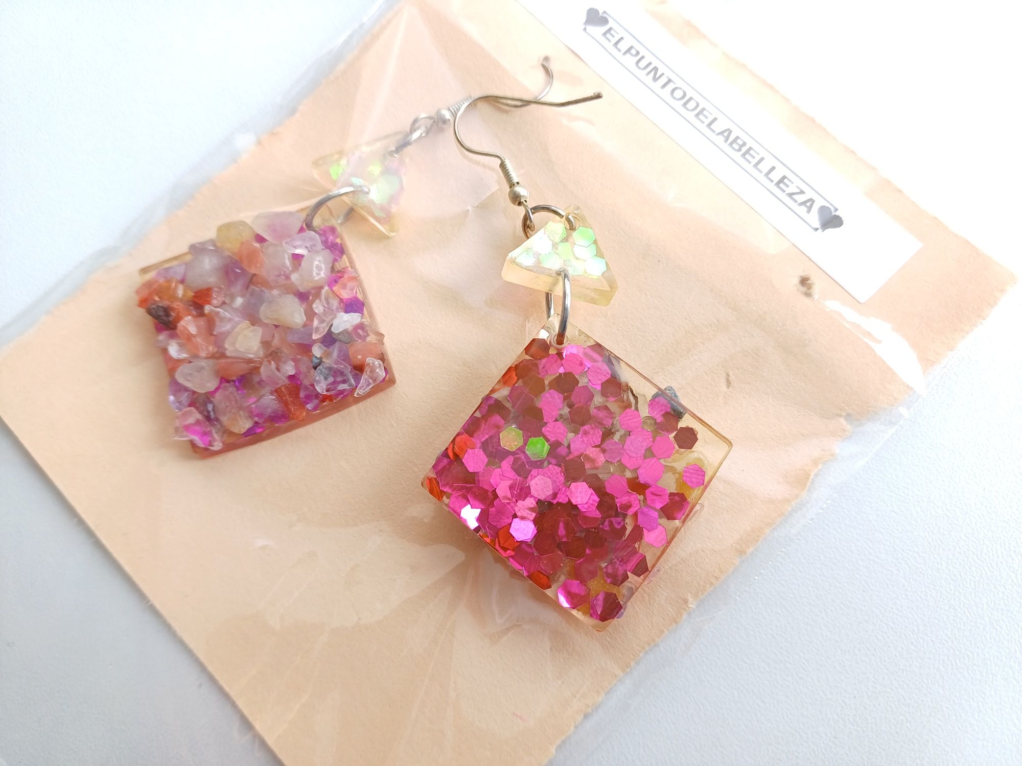 Par de brincos rosa com pedrinhas e brilhantes - NOVOS