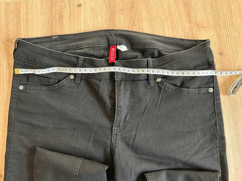 Czarne jeansy rurki – H&M