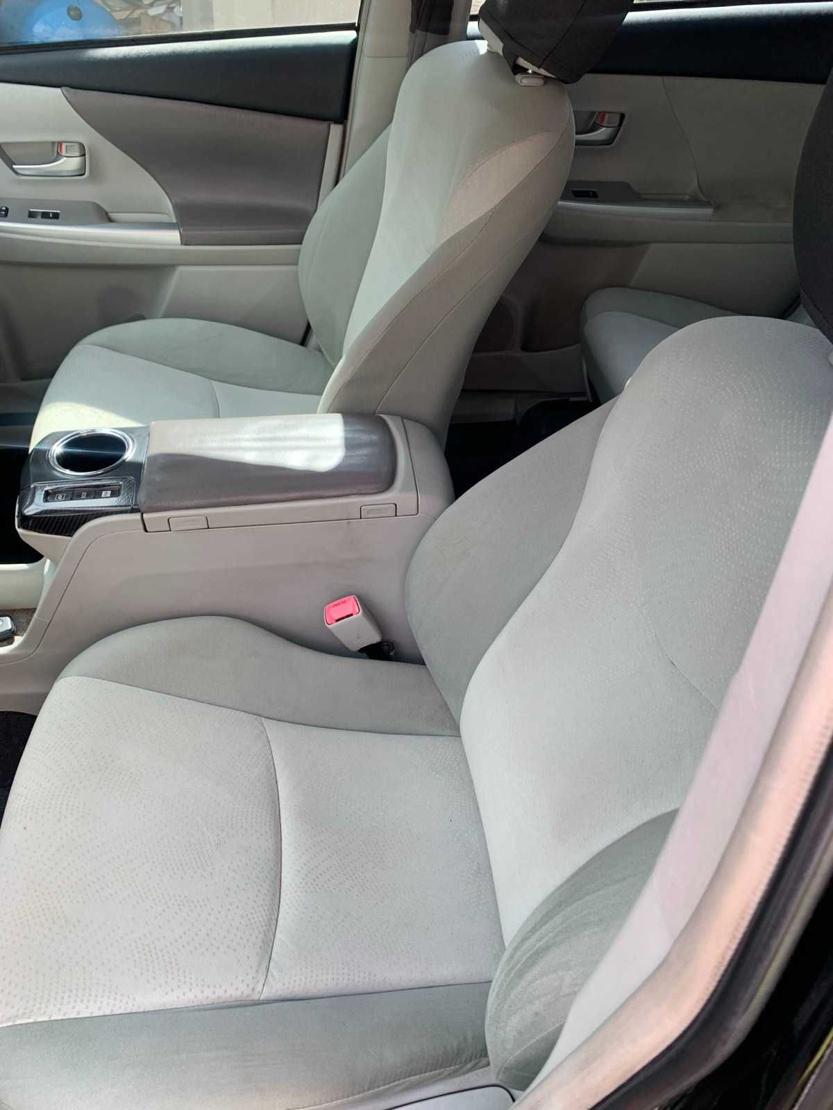 Toyota Prius V 2012 року