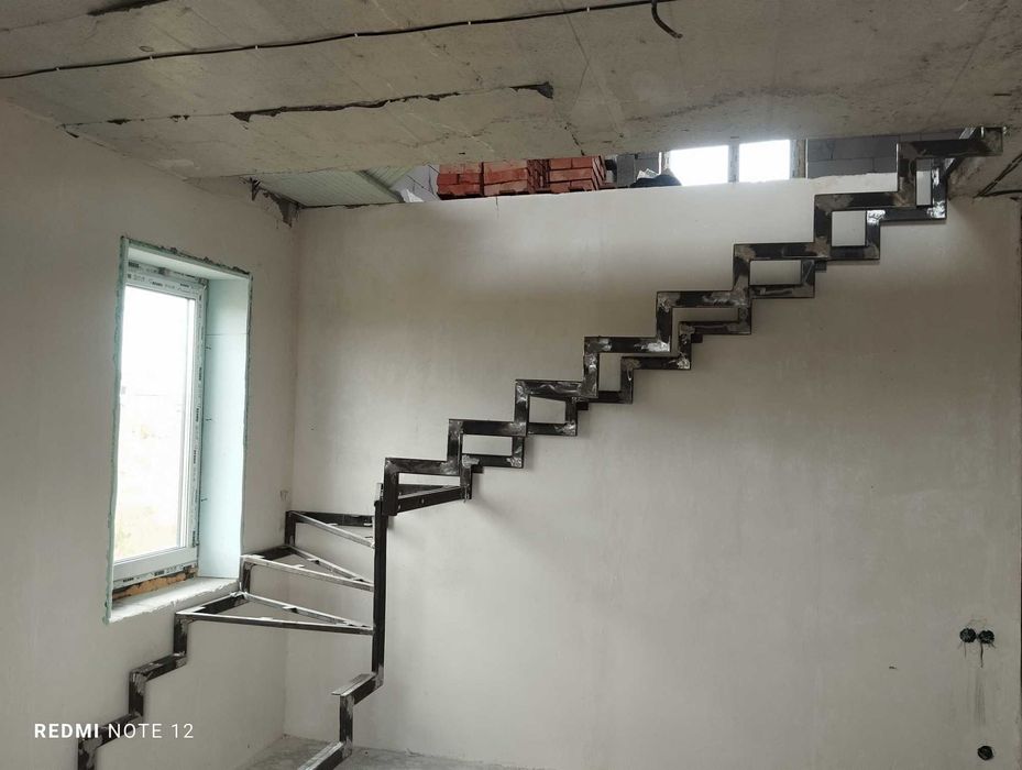 Продам сходи металеві