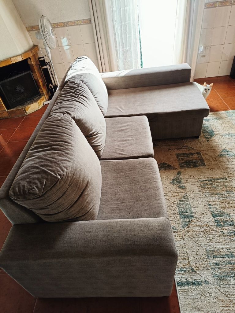 Sofá cama e bau.