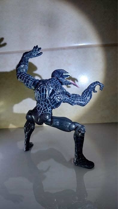 Фигурка человек паук Венома из серии Marvel Legends от Hasbro
