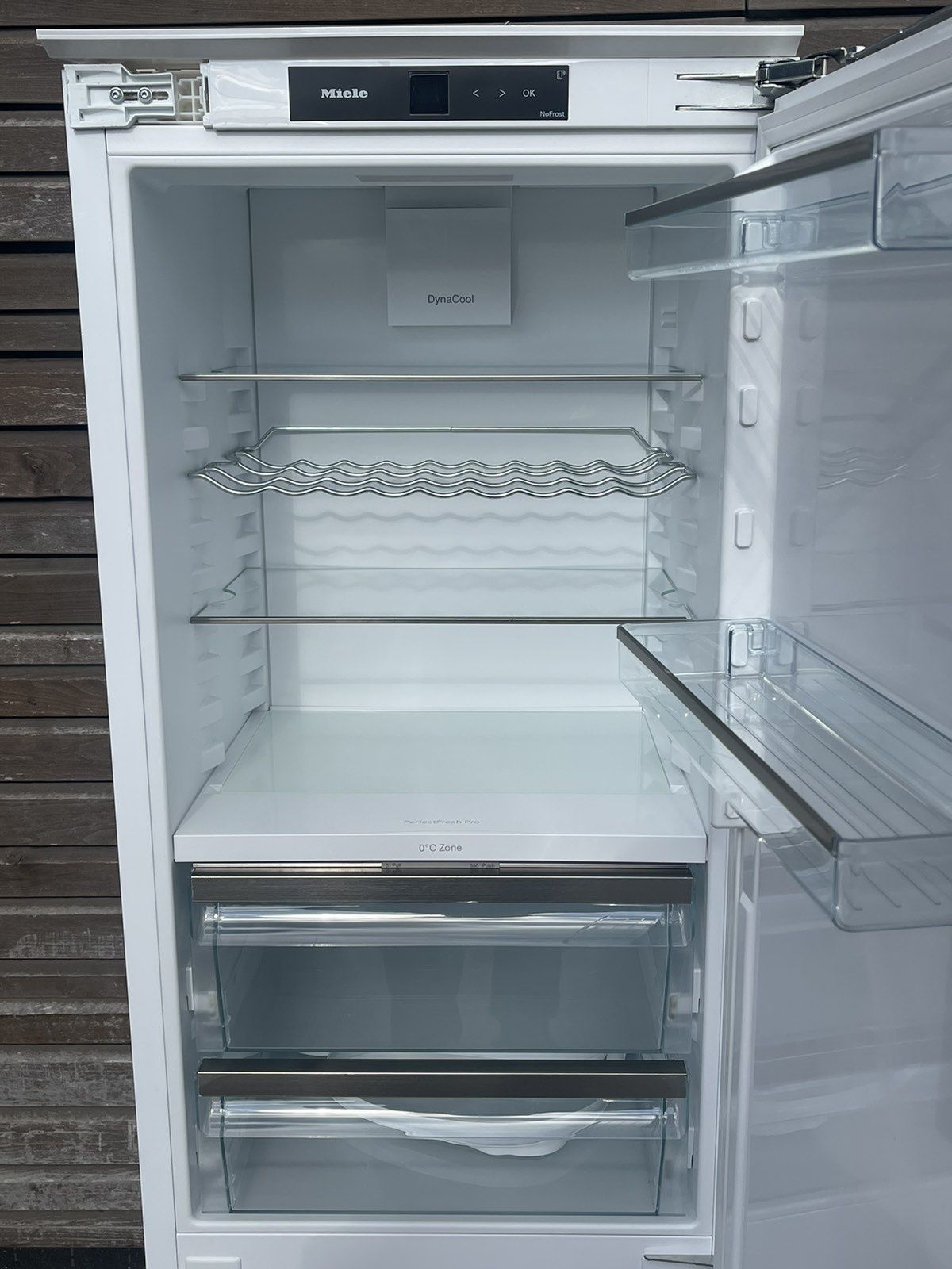 Вбудований холодильник Miele KFN 7744