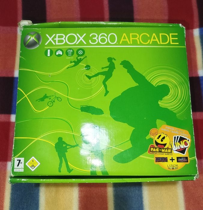 Xbox 360 com 2 comandos e 6 jogos