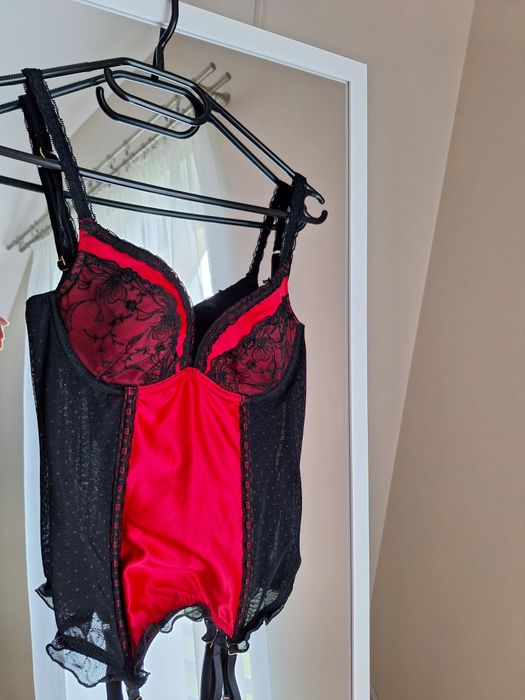Gorset bielizna damska czerwony czarny koronka 34C