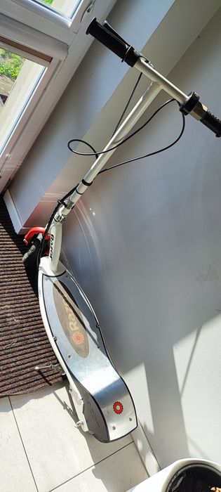 Hulajnoga elektryczna Razor E200