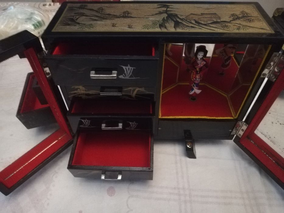 Guarda joias chinês com bailarina e musica.