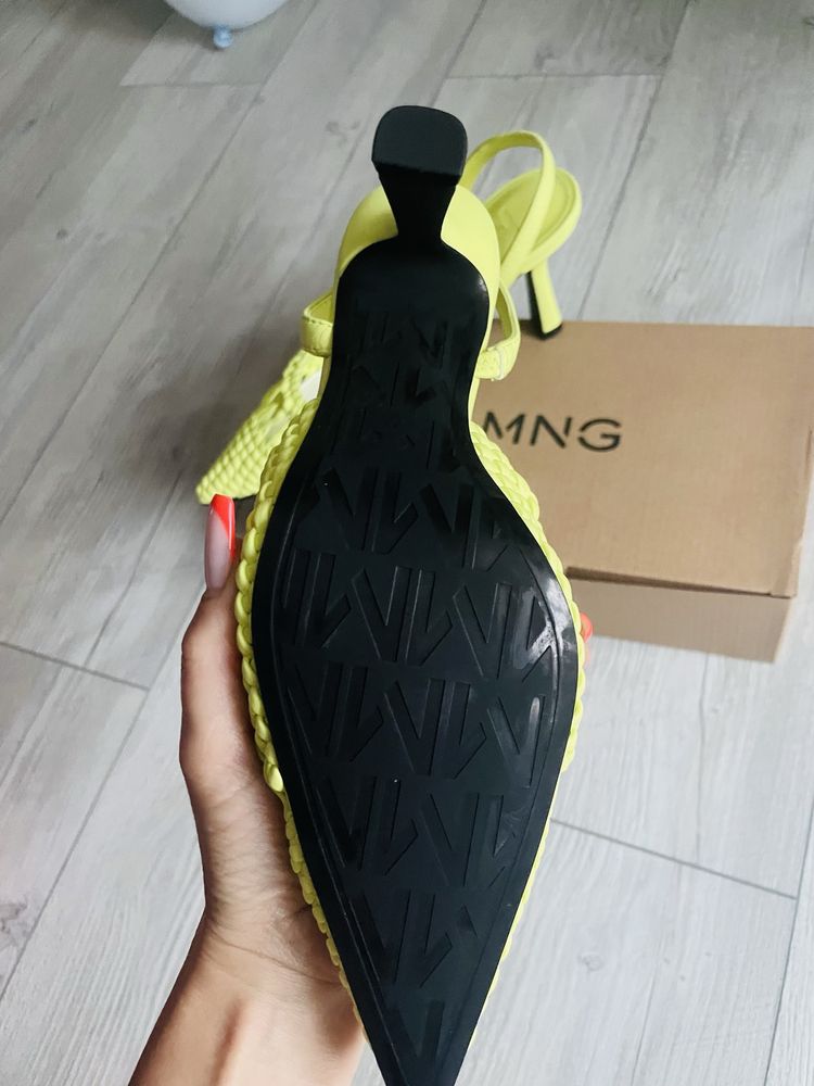 Босоніжки Mango нові 37 розмір
