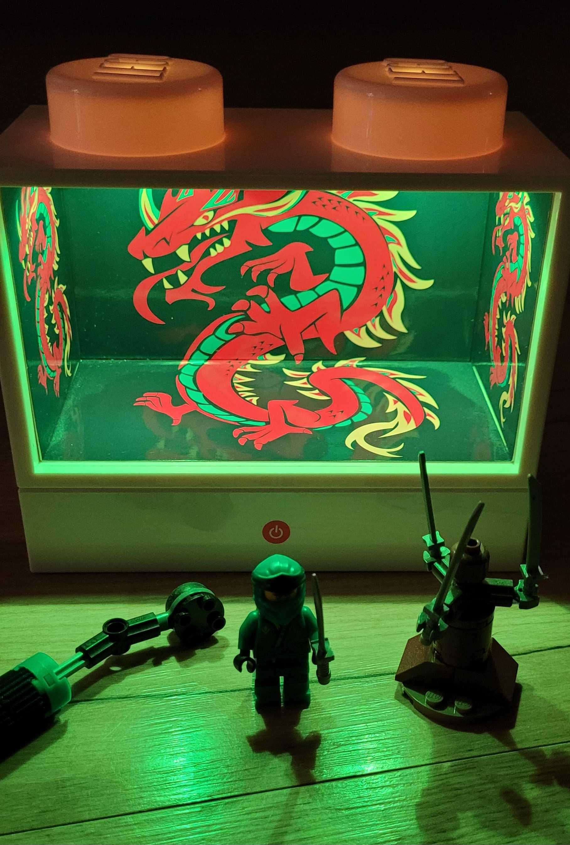 UNIKAT! LEGO NI29 Ninjago Podświetlana gablotka z minifigurką Lloyd