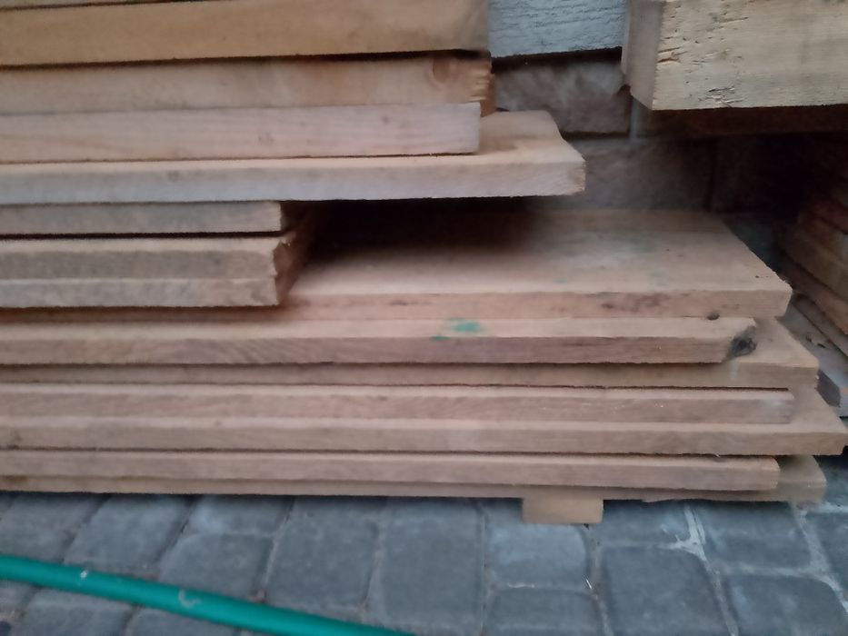 Deski szalunkowe różnej wielkości o grubości 32 mm
