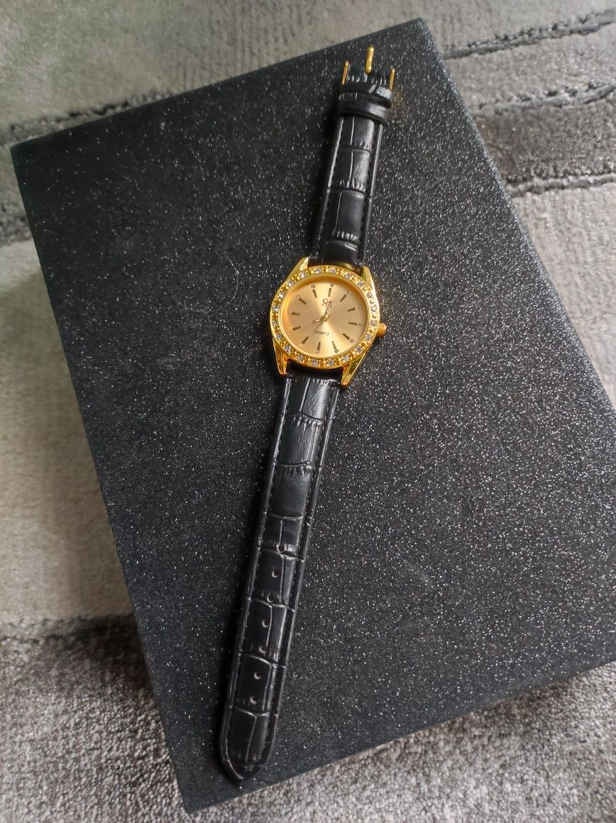 Zegarek z czarnym paskiem i cyrkoniami Quartz
