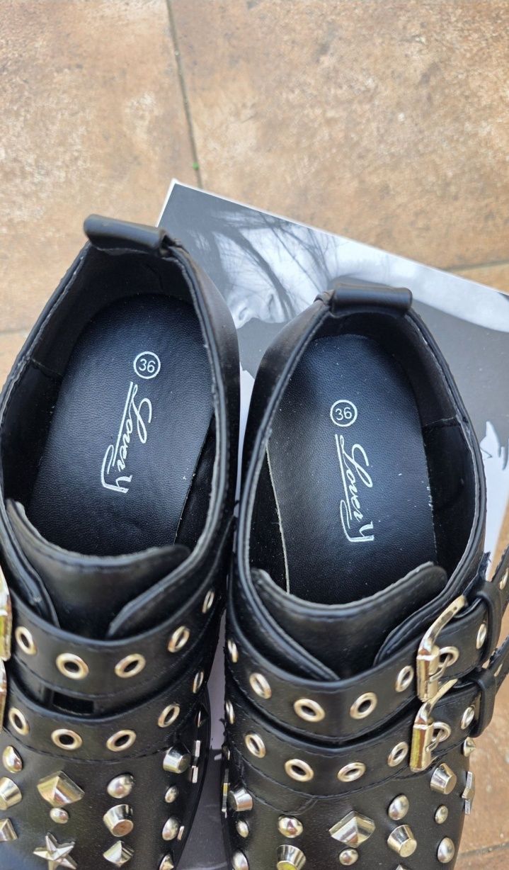 Czarne buty z cwiekami eleganckie polbuty damskie emo alternative got