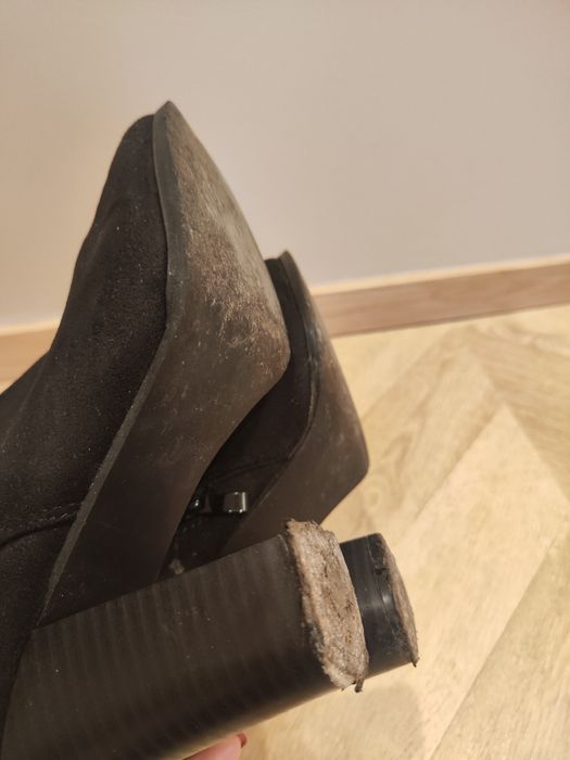 Czarne zapinane botki