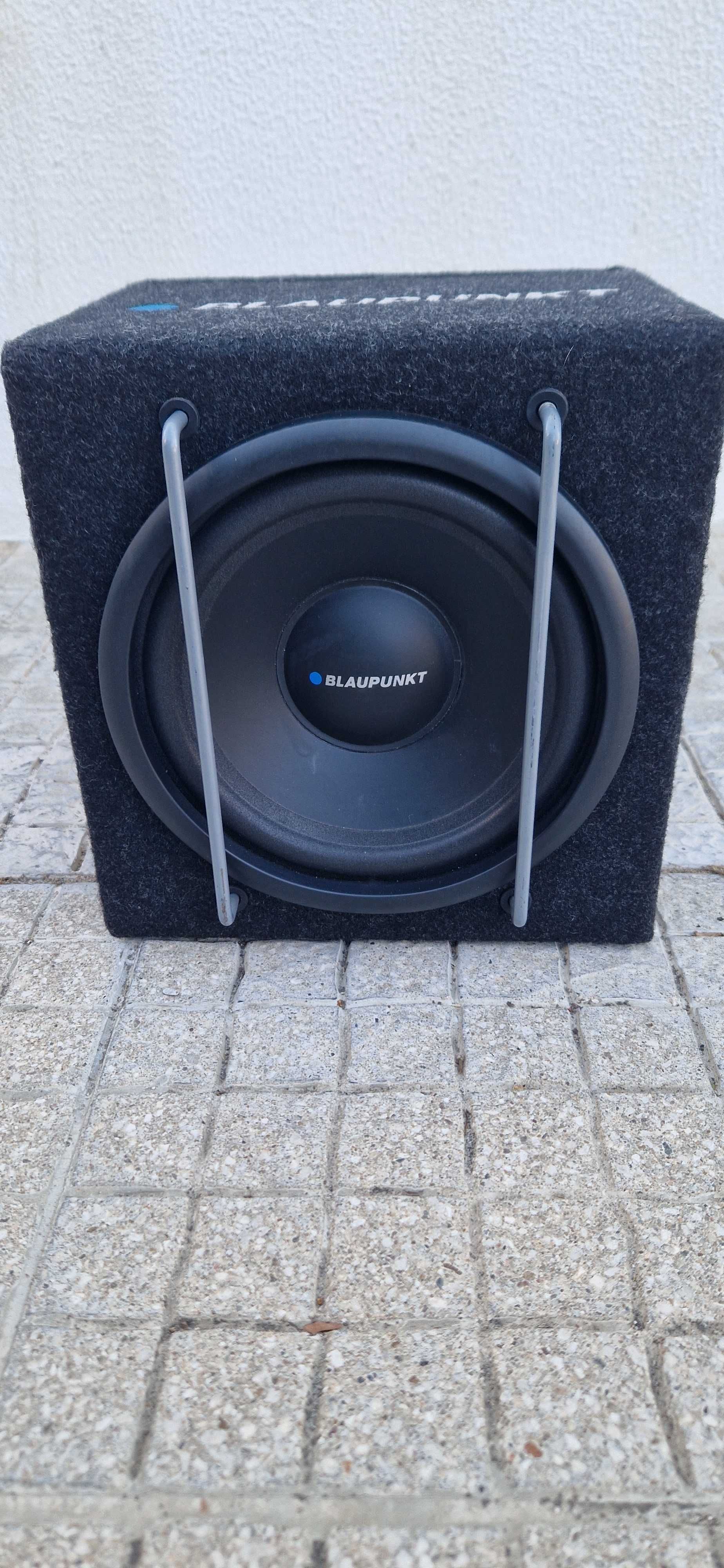 Subwoofer amplificado Blaupunkt para carro compacto