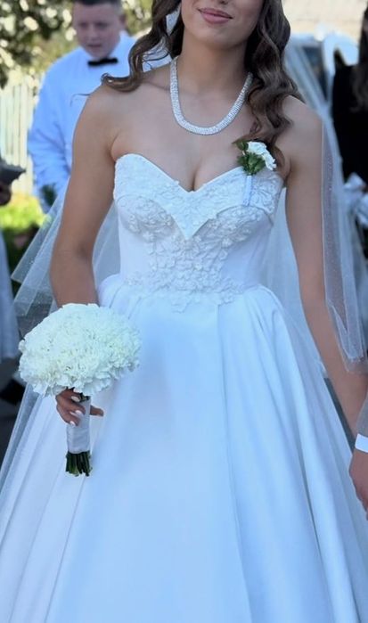 Весільна сукня. У дуже хорошому стані. Одягала один раз)