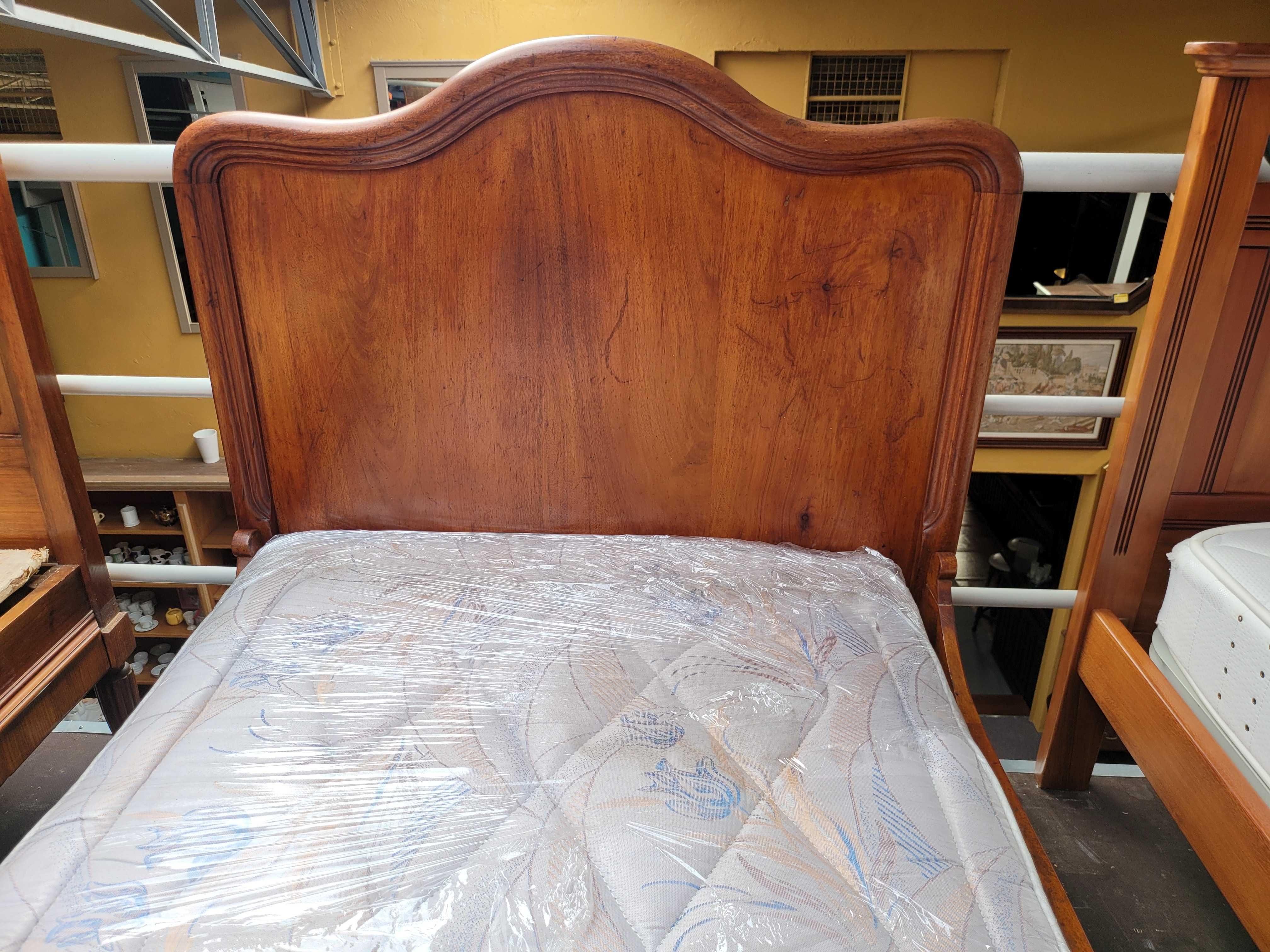 Cama de solteiro antiga em madeira maciça com estrado e colc