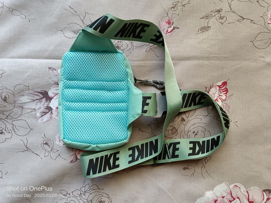 Продам сумочку Nike Swoosh