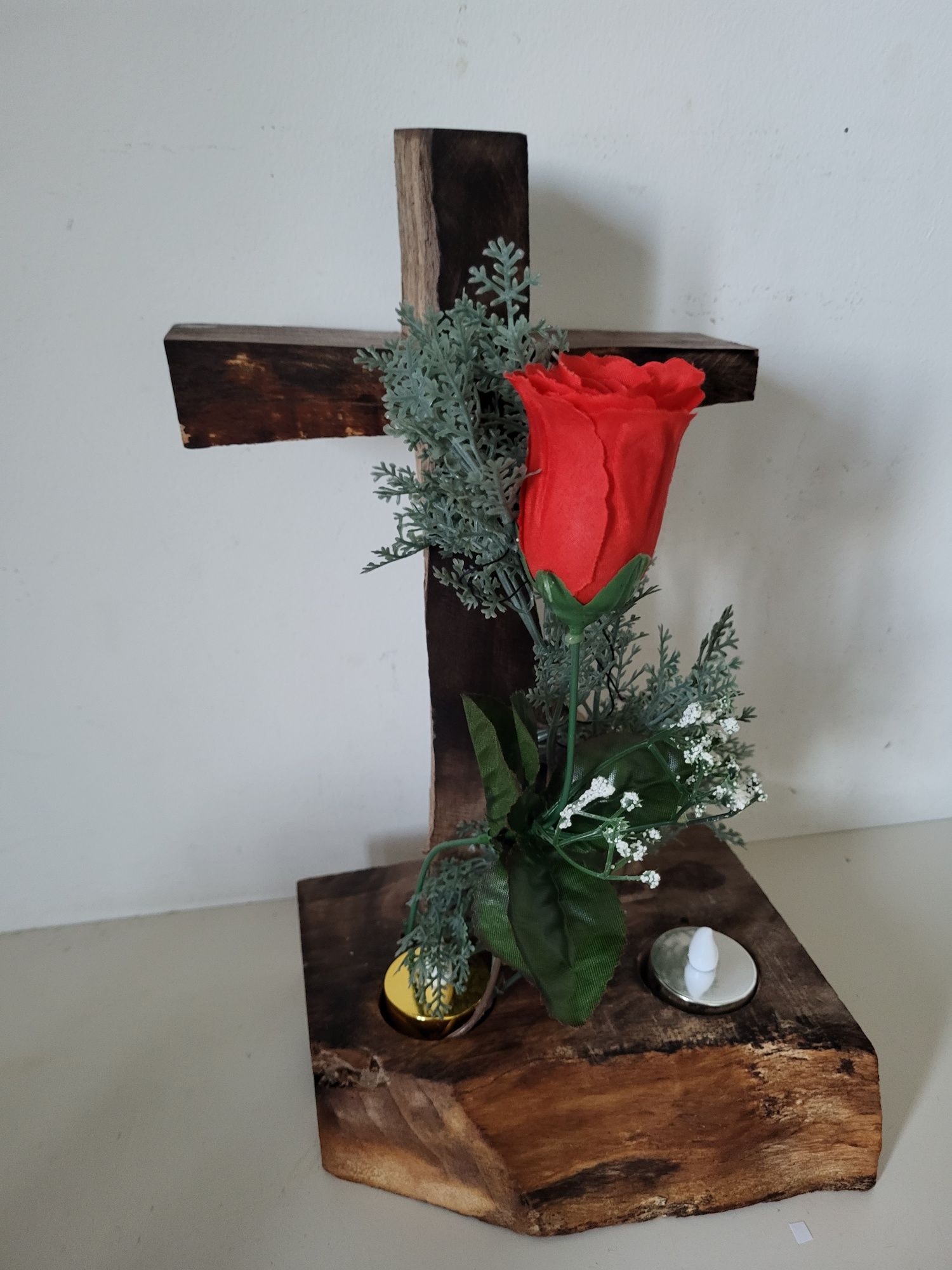 Stroik drewniany z różą i lampkami na grób i cmentarz