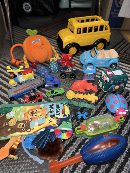 Іграшки, машинки, автобус