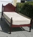 Vendo CAMA de SOLTEIRO com estrado e COLCHÃO em madeira maciça c/ nova