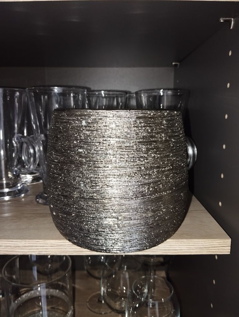 Srebrna ceramiczna doniczka zdobiona Glamour