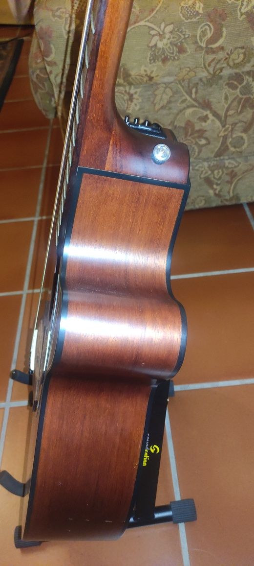 Guitarra Takamine e Amplificador Roland