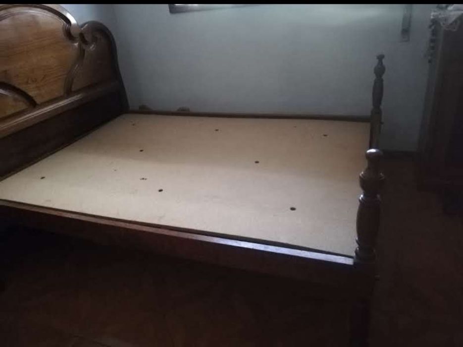 Cama de casal de madeira maciça de pinho mel