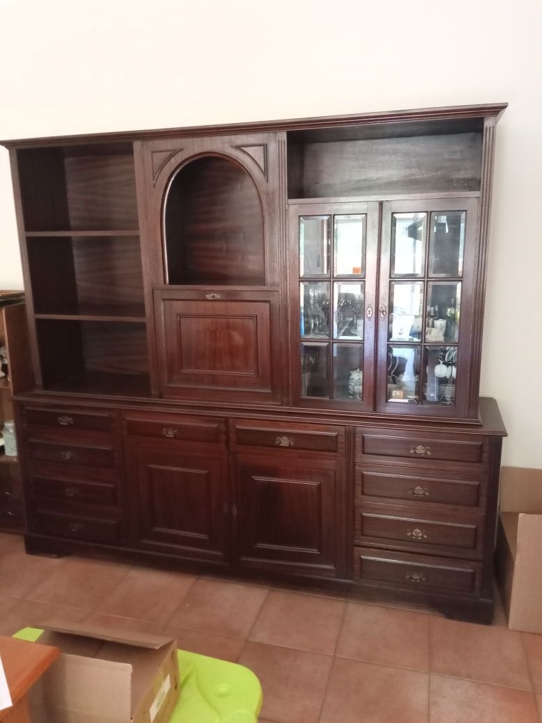 Móvel de sala com cristaleira