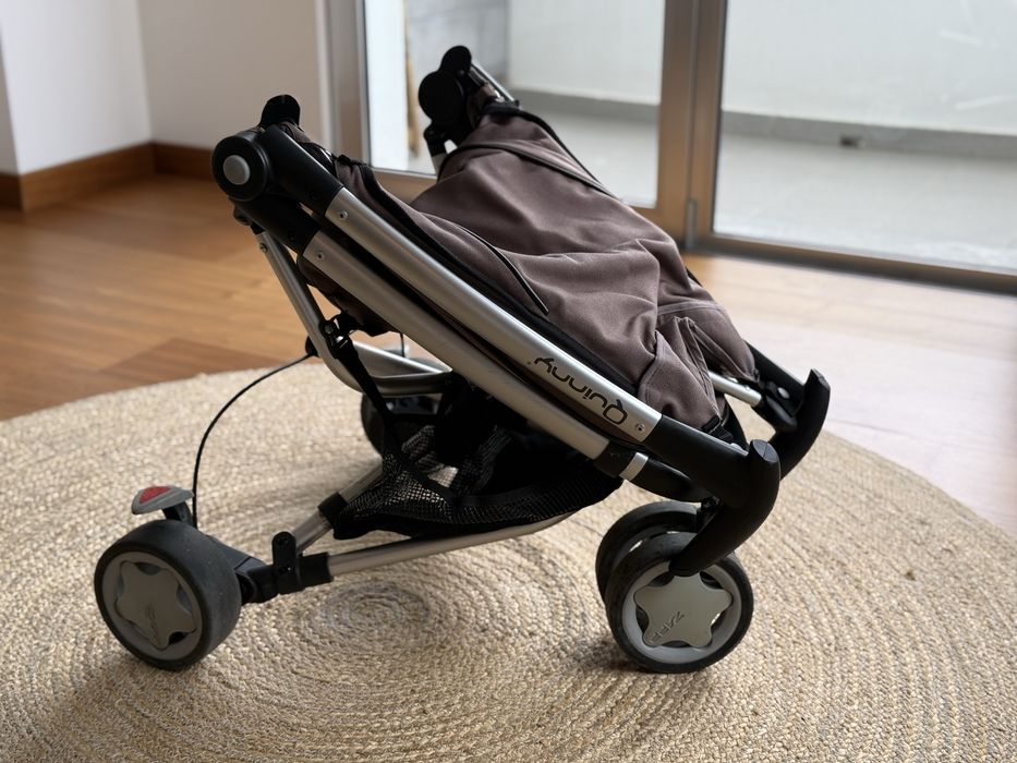 Carrinho de criança Quinny Zapp castanho + Quinny Zapp Extra em preto.