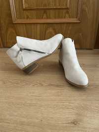 Botins creme *NOVOS* tam 39