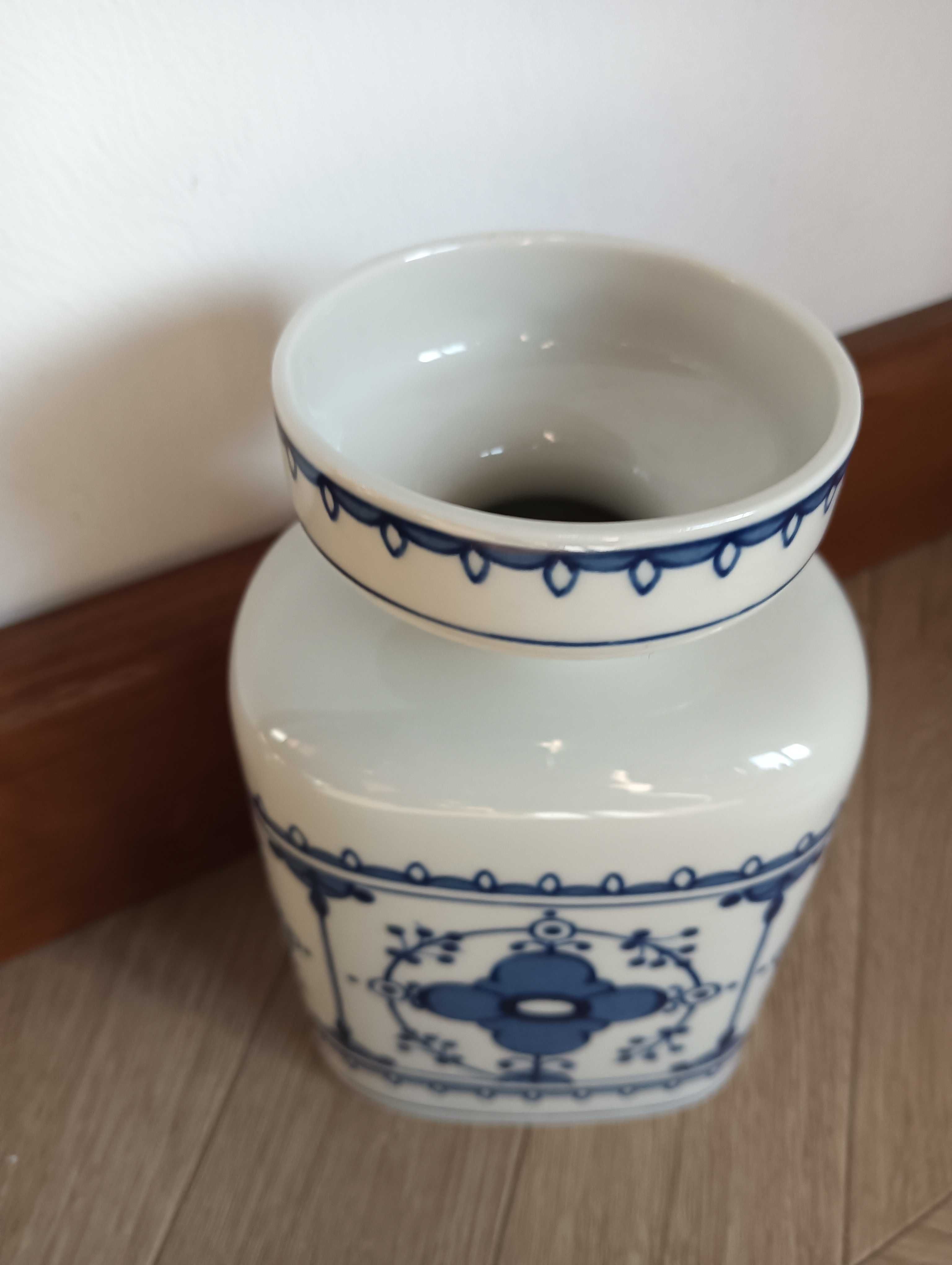 Wazon porcelanowy z niebieskim wzorem