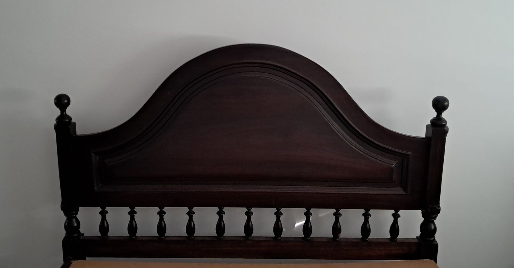 Cama em madeira maciça
