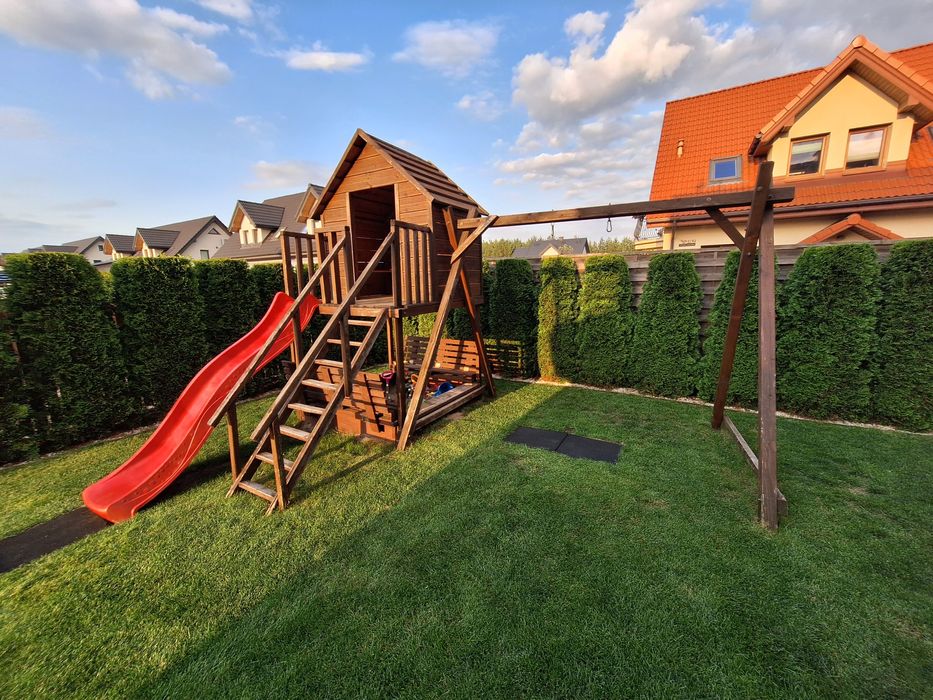 Drewniany domek dla dzieci, plac zabaw