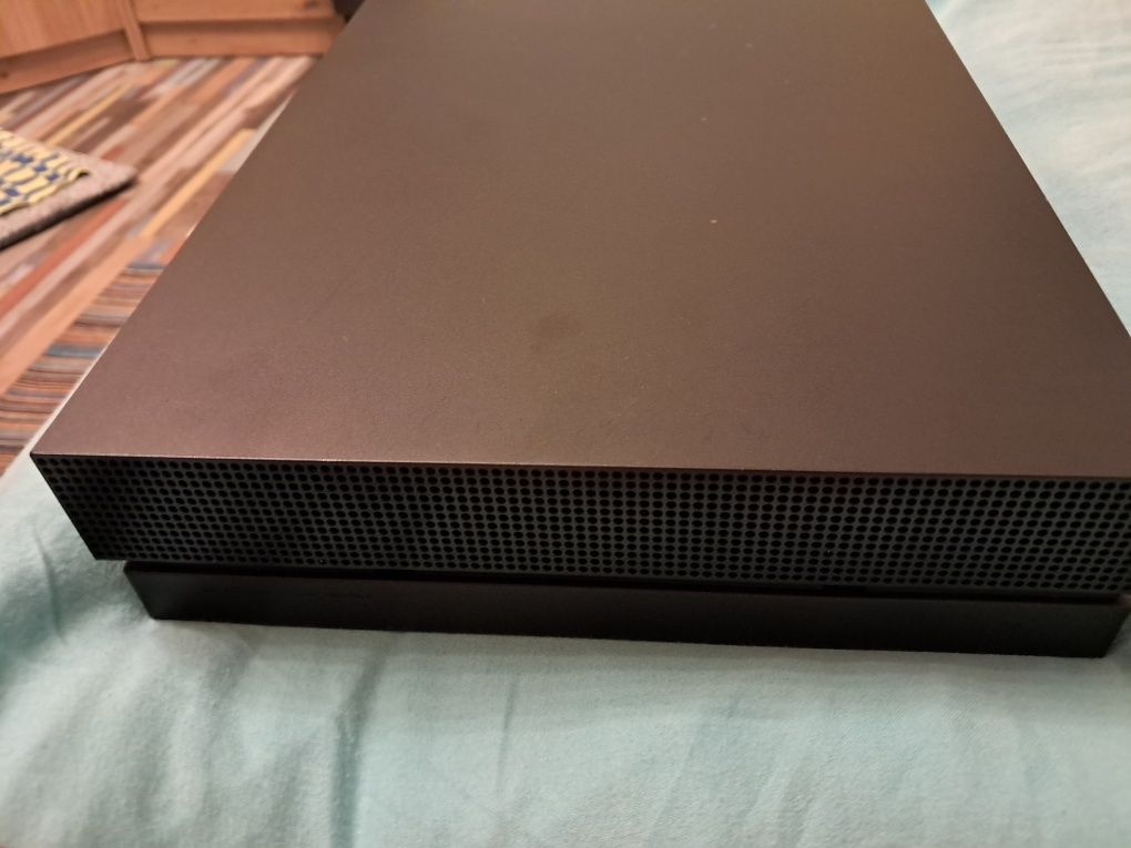 XBOX One X 1tb z padem