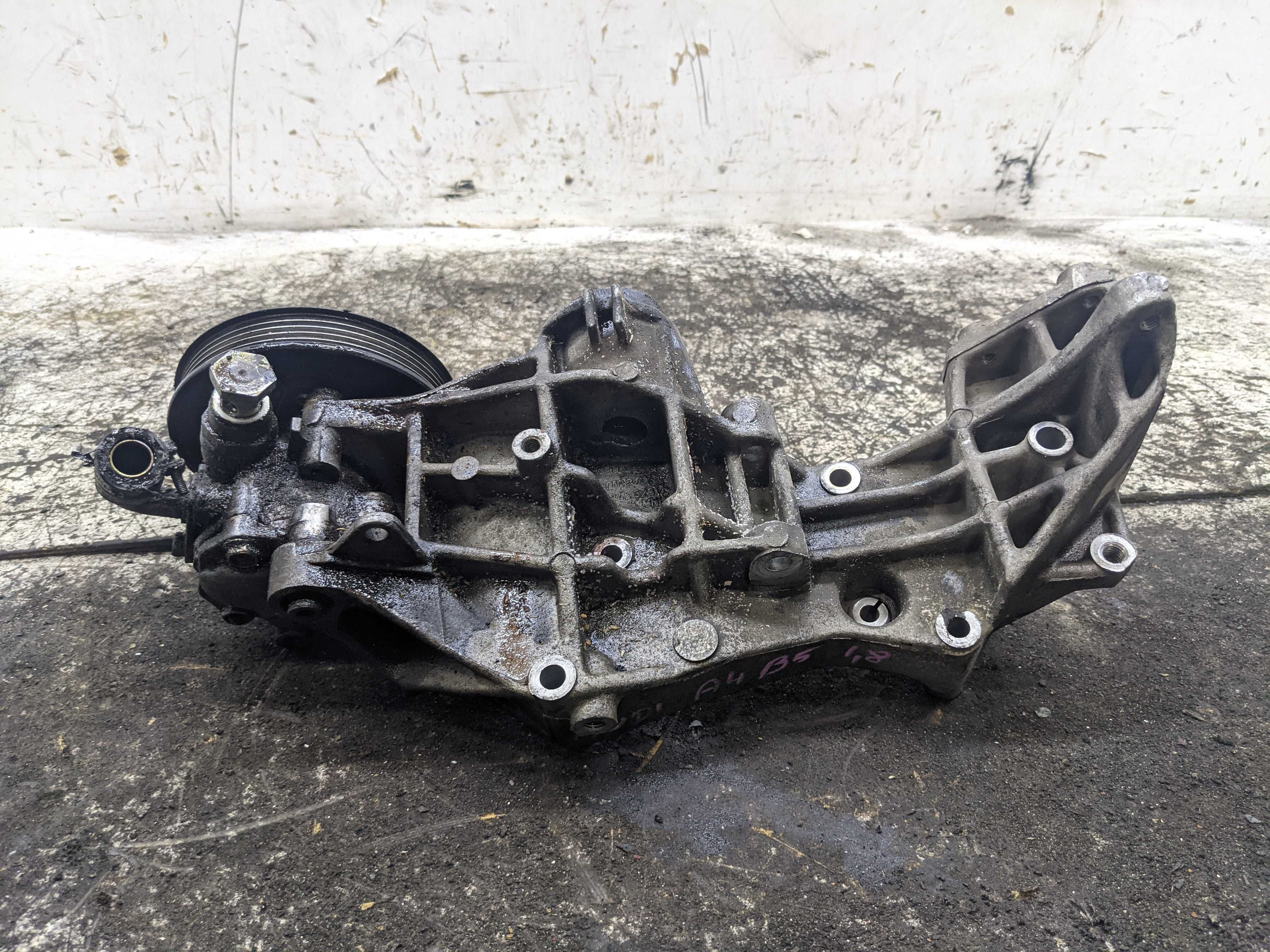 Audi A4 B5 1.8 Pompa Wspomagania Łapa Wspornik