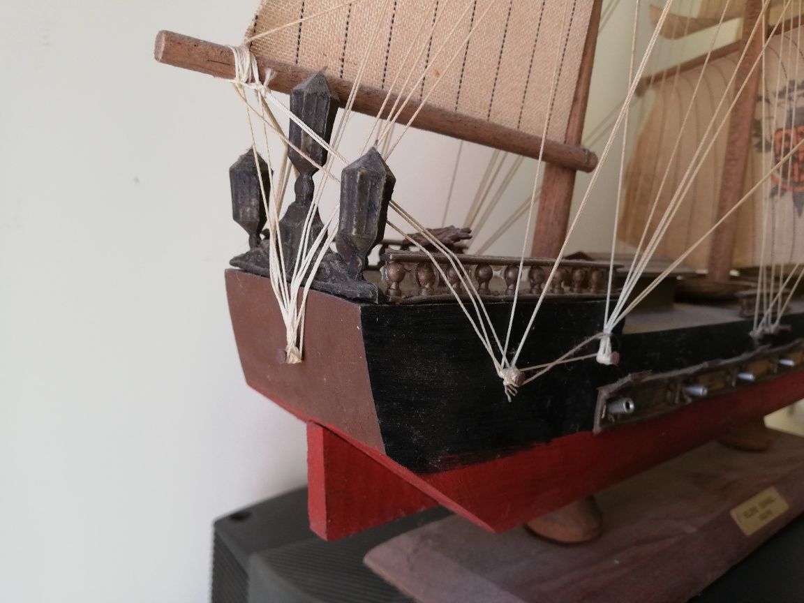 Barco em madeira - feito à mão