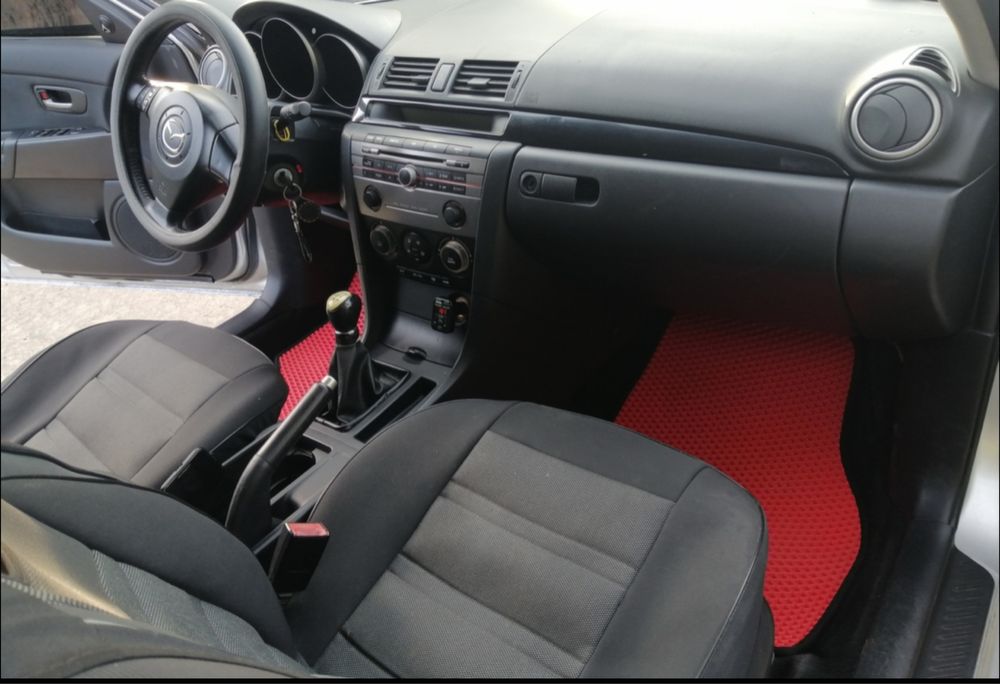 Mazda 3 легковий автомобіль