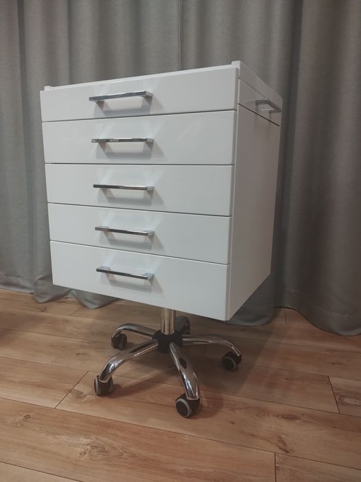 Asystor. Szafka na kółkach.