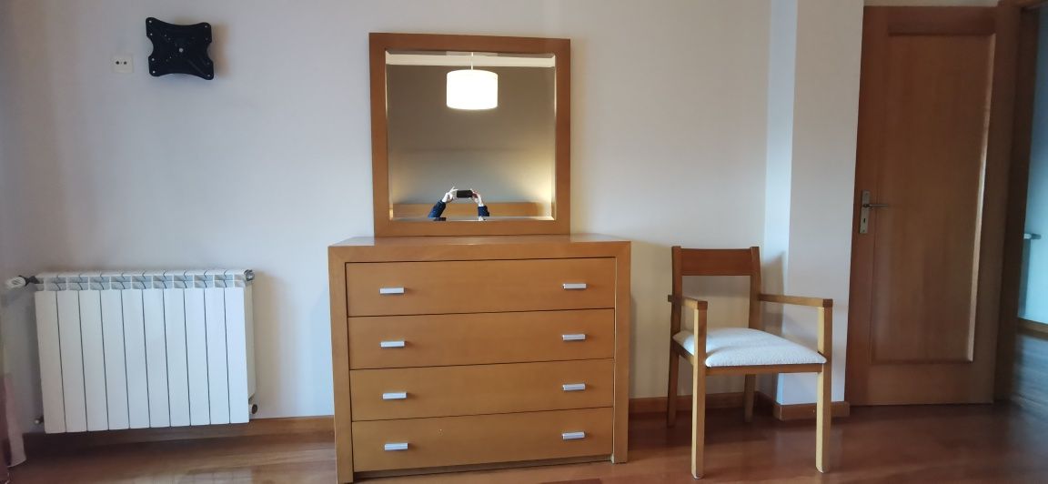 Quarto de casal em cor de cerejeira