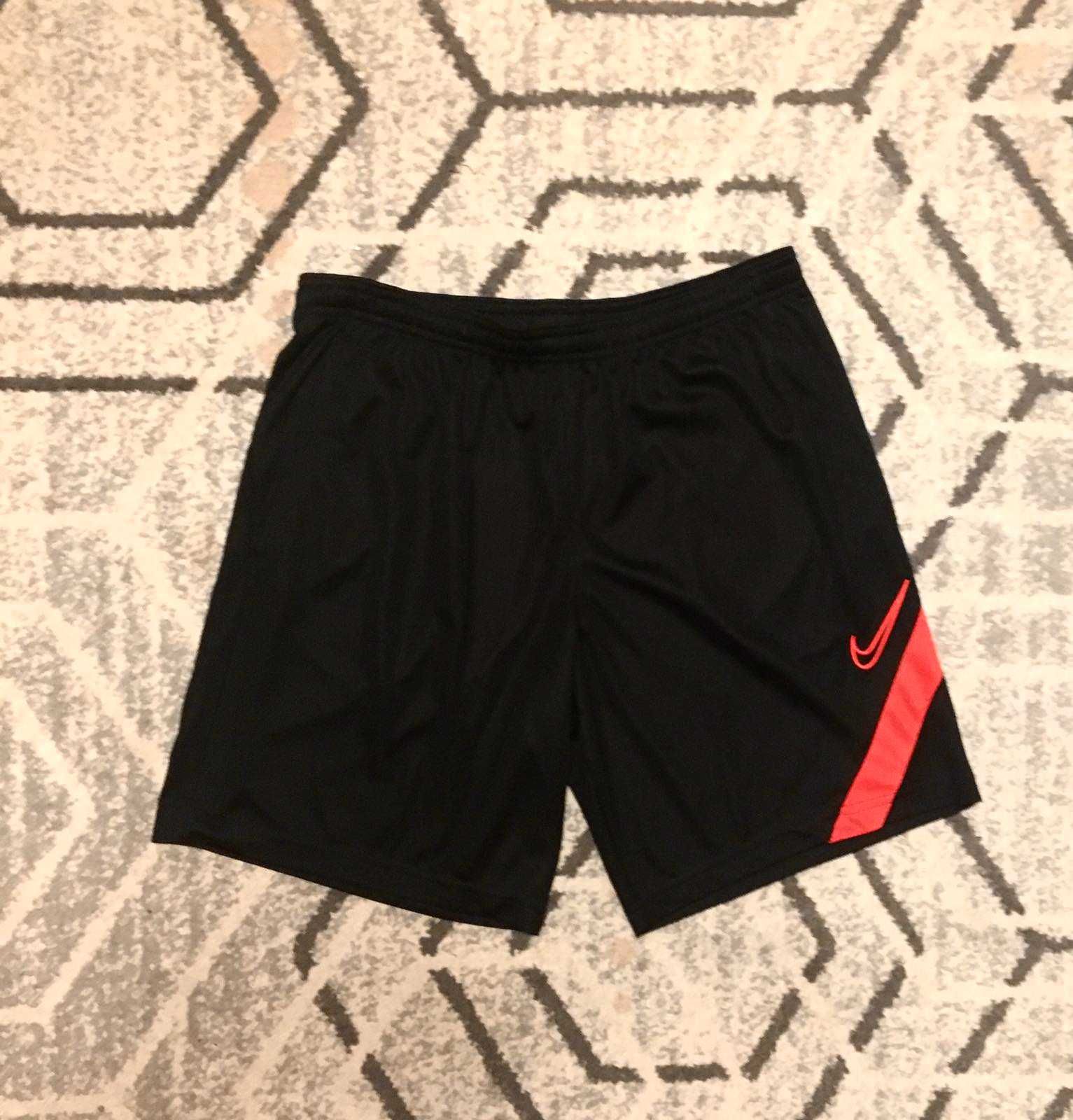 Шорти  NIKE на хлопчика , зріст 140-155 см. У відмінному стані.