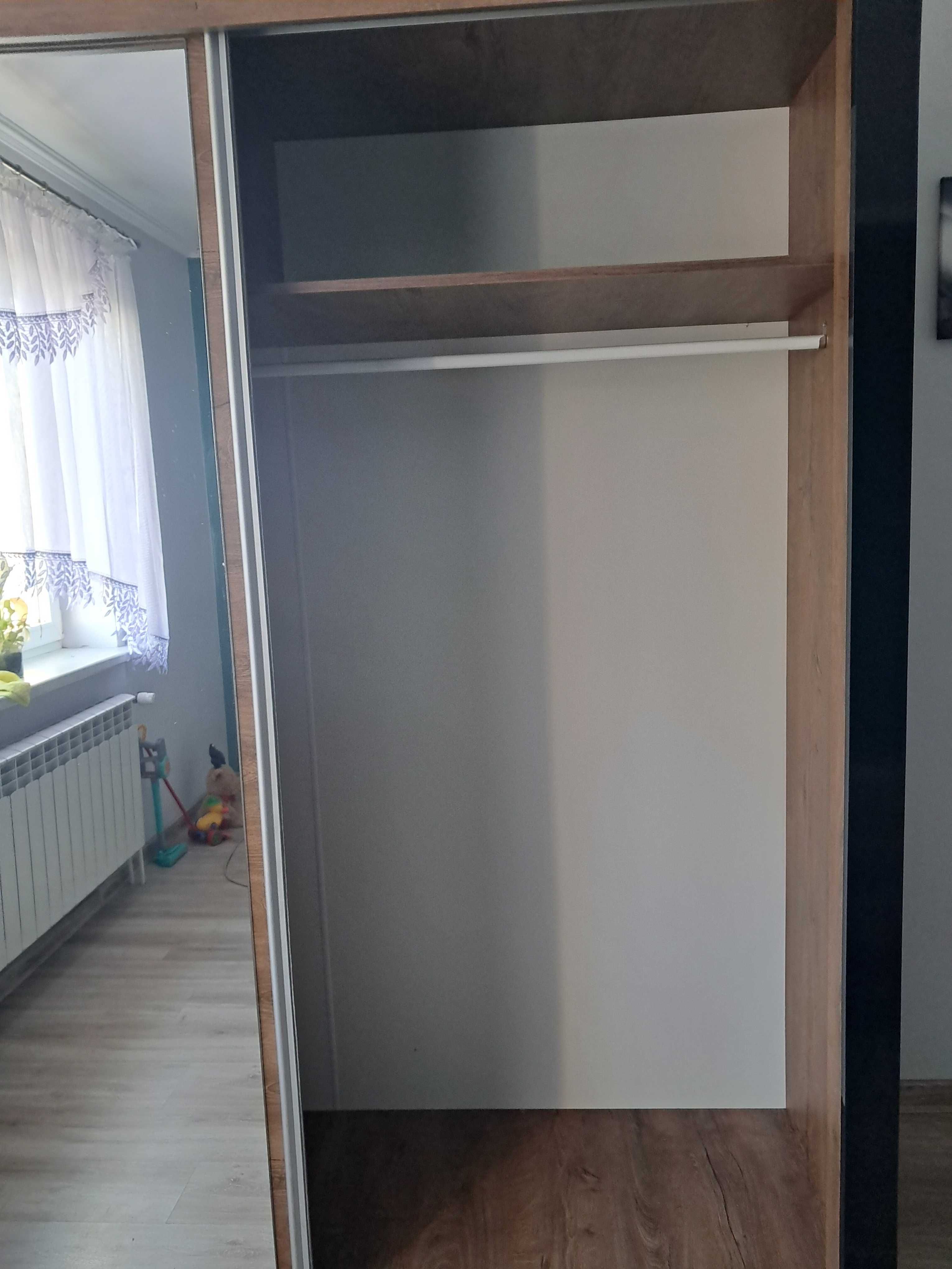 Szafa z lustrem.