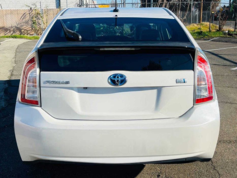 Toyota Prius Four      2014