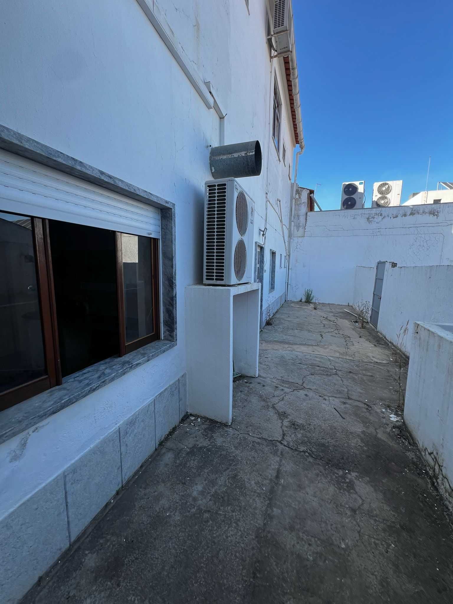 Loja com 255 m2 para alugar no centro de Aljustrel