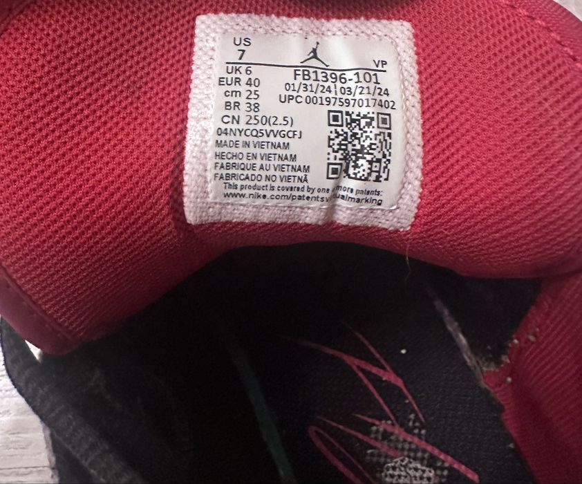 Jordan Stay Loyal 3 у біло-чорно-червоній кольоровій гамі