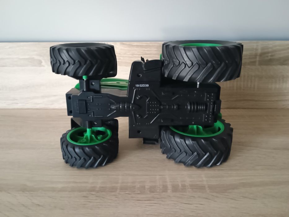 Traktor z dźwiękiem i światłem