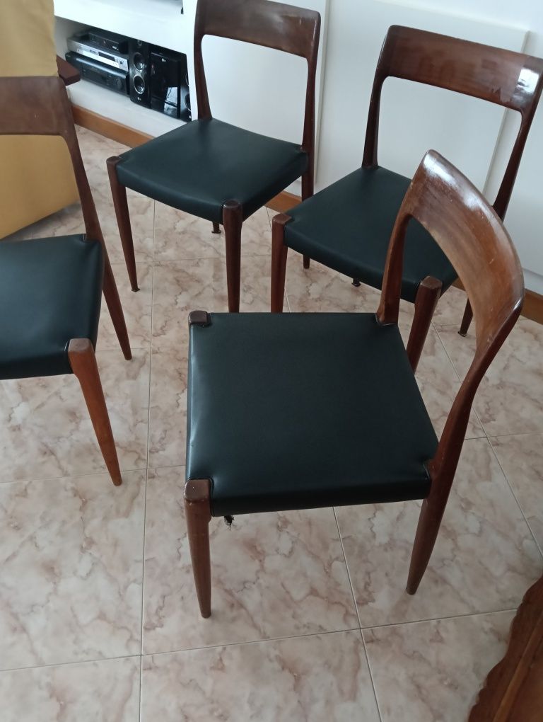 Cadeiras olaio modelo caravela com estofos em pele . Preço unitário.
