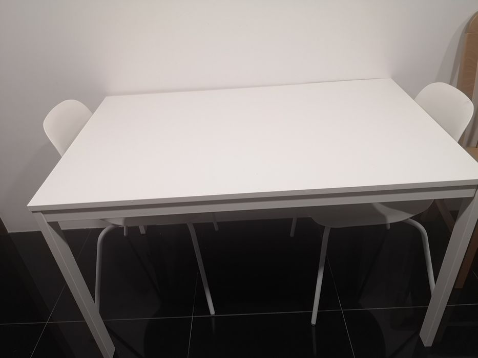 Mesa branca extensível com 2 cadeiras