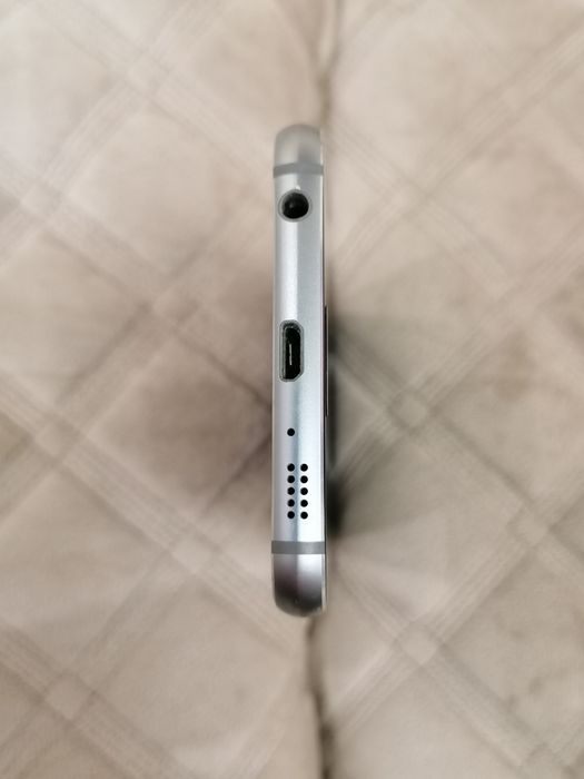 Смартфон Samsung Galaxy S6.