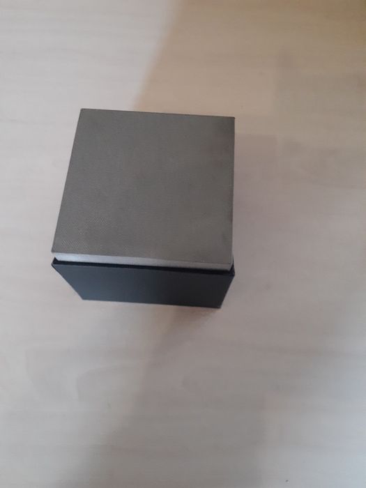 Коробка,  GUESS в хорошому стані .+JOEFOX з подушкою+emporio Armani