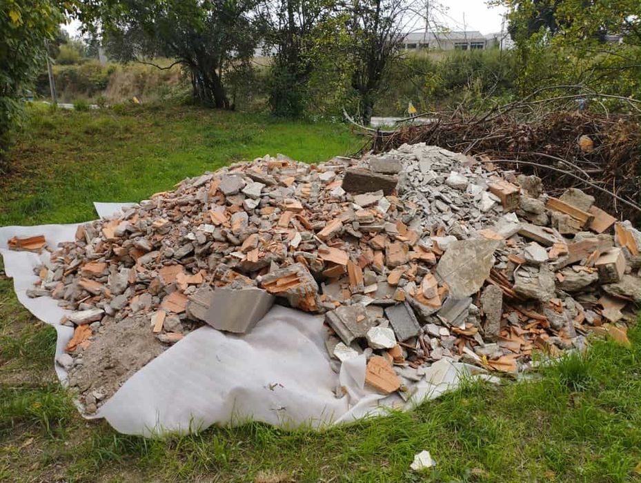 Faço todos  limpiezas de terrenos casas,etc...